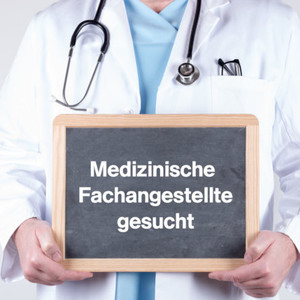 Arzt mit einer Tafel Suche Medizinische Fachangestellte